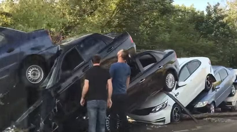 Χείμαρρος παρέσυρε δεκάδες αυτοκίνητα στην Κριμαία (βίντεο)